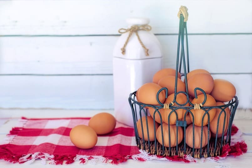 huevos en una canasta