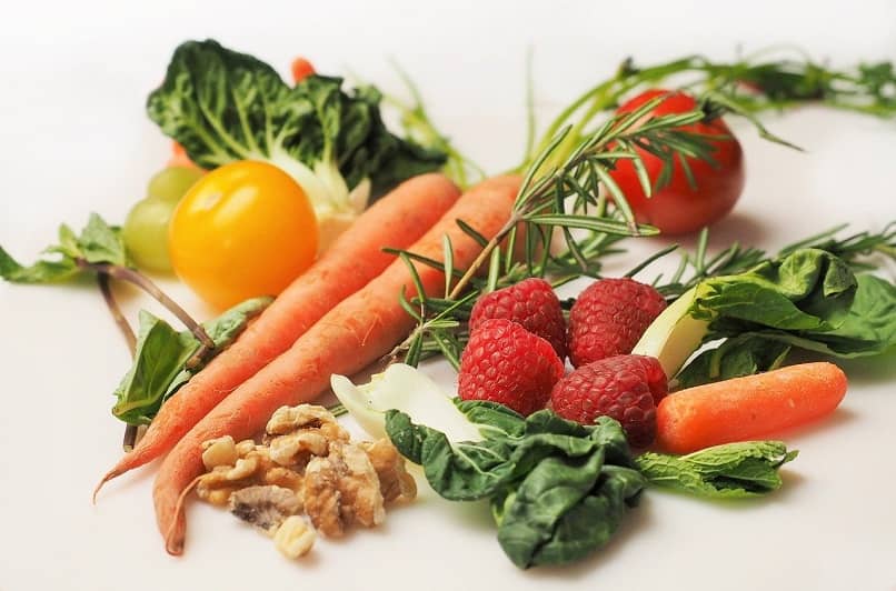 vista de alimentos basados en frutas y verduras