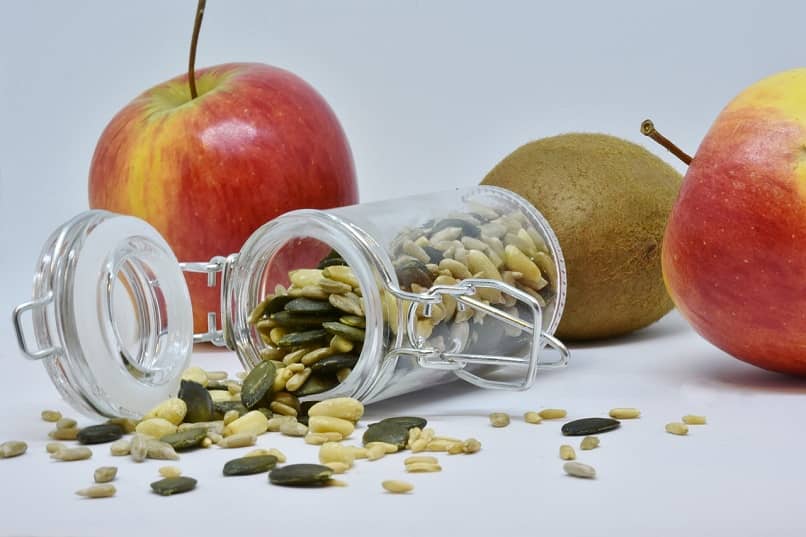 vista de frutas y envase con comida deshidratada