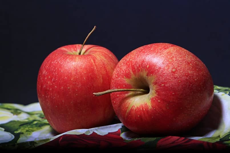 manzanas rojas que comen las agapornis