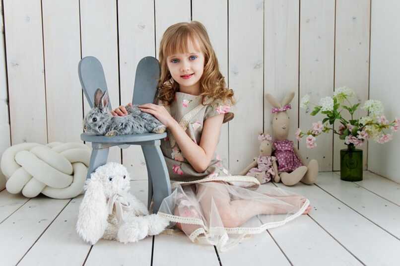 pequena juega con su lindo conejo